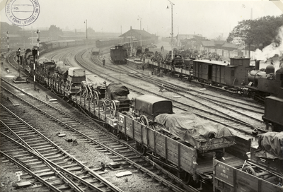 809750 Gezicht op het emplacement van het N.S.-station Amersfoort, met treinen beladen met militair materieel (of ...